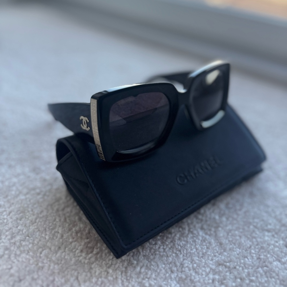 CHANEL Black and Gold Sunglasses with Bold Design - Picture 5 of 16